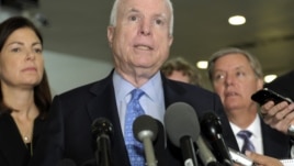 McCain respondió en Twitter: “tranquilos amigos, ¿no pueden aceptar una broma?".
