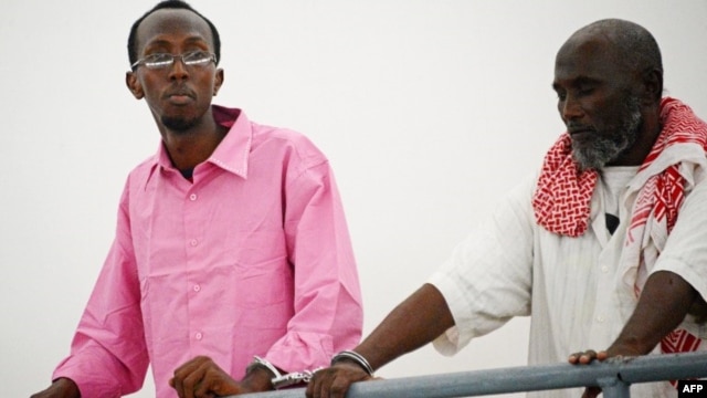 Somali journalist Abdiaziz Abdinuur Ibrahim (left) in court in Mogadishu, February 5, 2013.
