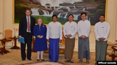 အေမရိကန္ ႏုိင္ငံျခားေရး ၀န္ႀကီးေဟာင္း Medeleine Albright နဲ႔ ျမန္မာအစိုးရ တာ၀န္ရွိသူေတြ ေနျပည္ေတာ္မွာ ေတြ႔ဆံုစဥ္ (၃ ဇြန္ ၂၀၁၃)