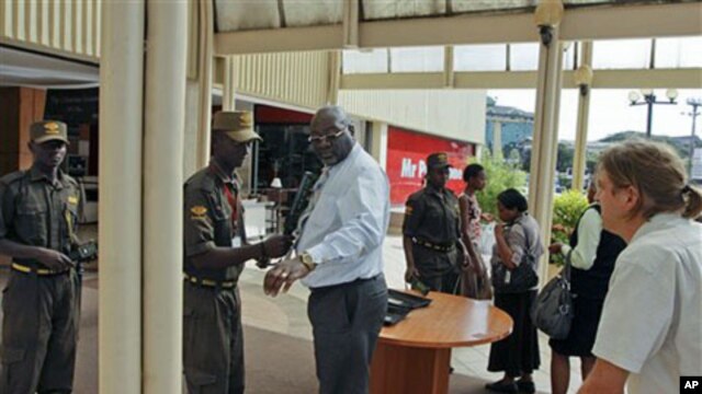 Shoppers entering the Yaya Centre shopping mall are searched by security guards in Nairobi, Kenya, January 2012. (file photo)