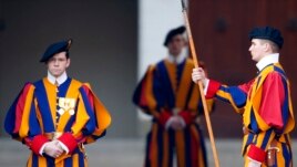 Ðội canh phòng Thụy Sĩ bảo vệ Đức Giáo Hoàng ngưng làm nhiệm vụ.