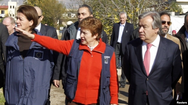 Người đứng đầu Cao ủy Tị nạn Liên Hiệp Quốc Antonio Guterres (phải) và Ủy viên Liên hiệp châu Âu Kristalina Georgieva (giữa) trong chuyến thăm đến Saadnayel, thung lũng Bekaa, 15/12/2012