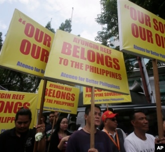 Những người biểu tình tụ tập ở Lãnh sự quán Trung Quốc tại khu tài chính Makati phía đông thành phố Manila, Philippines thứ Sáu ngày 24/7/2015, để phản đối việc xây dựng đảo nhân tạo của Trung Quốc nằm trong nhóm đảo tranh chấp ngoài Biển Đông.