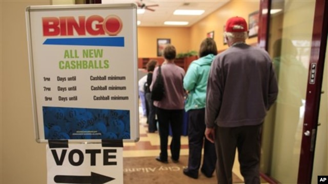 Voters stand in line to cast their ballots during the early voting period at the Sun City Aliante Community Center , in Las Vegas, 25 Oct 2010