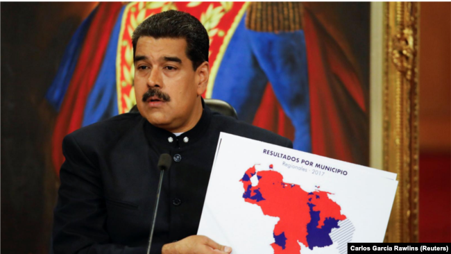 El presidente de Venezuela, Nicolás Maduro, sostiene un mapa de Venezuela durante una conferencia de prensa en el Palacio de Miraflores en Caracas, Venezuela, el 17 de octubre de 2017.