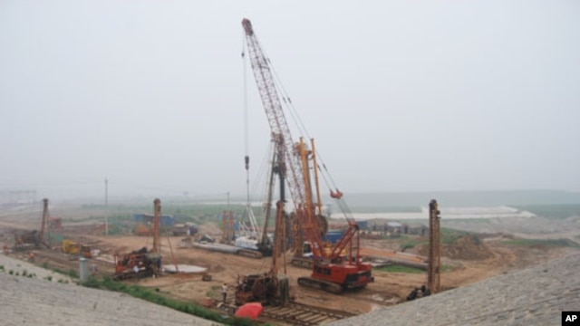 Engineers construct a base to the Daning Reservoir, an important link in the South-North Water Transfer Project