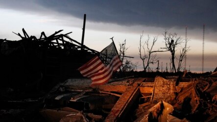 Amanecer en Moore, Oklahoma. Continúa la búsqueda de víctimas, pero el enfoque es en la limpieza y recuperación.