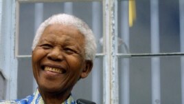Nelson Mandela, afise imyaka 94. Abaganga bo mu gihugu ca Afriak y'Epfo, bavuga kw'ariko aravugwa ingwara y'amahaha, yamusubiye