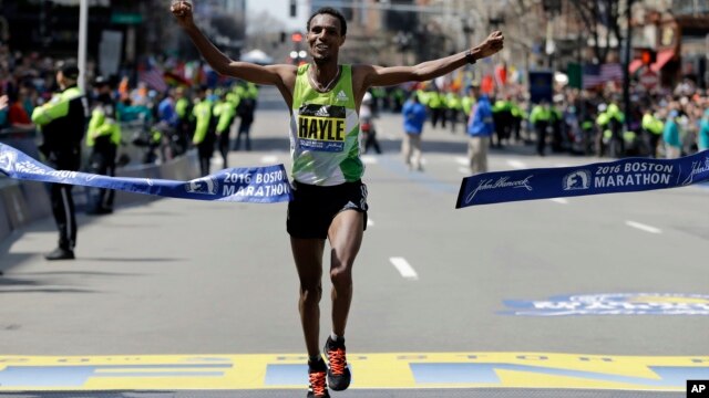 El etíope Lemi Berhanu Hayle se adjudicó la Maratón de Boston 2016.