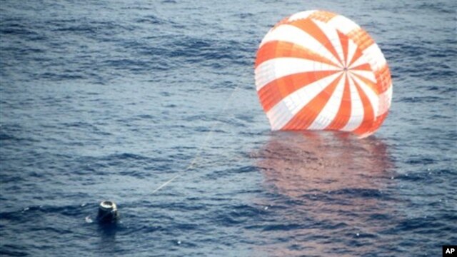 Esta foto propocionada por Space X muestra la caída de la cápsula espacial Dragón a su regreso de la Estación Espacial Internacional, el domingo 28 de octubre de 2012.