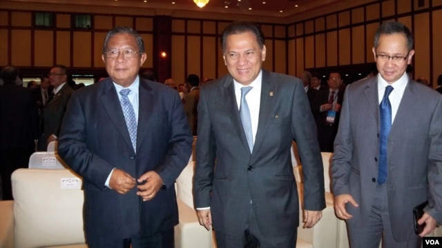 Menteri Keuangan Agus Martowardojo (tengah) bersama wakilnya Mahendra Siregar (kanan) dan Gubernur Bank Indonesia Darmin Nasution. (VOA/Iris Gera)