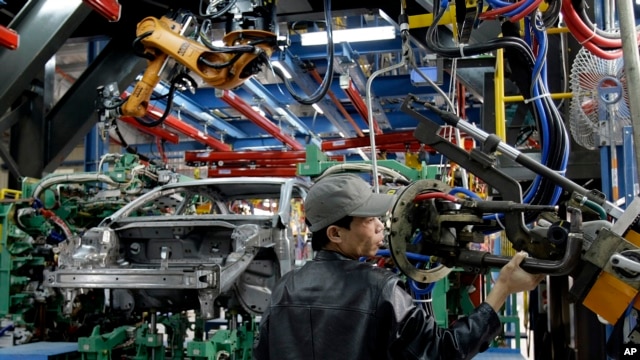 Công nhân kiểm tra dây chuyền lắp ráp tại nhà máy sản xuất Ford ở Hải Dương, Việt Nam.