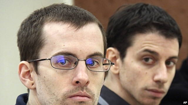 A picture released by Iran's state-run Press TV shows US hikers Shane Bauer (L) and Josh Fattal (R), detained in Iran on spying charges, during the first session of their trial, February 6, 2011 (file photo)