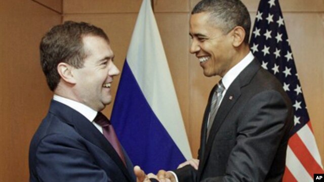 Russian President Dmitry Medvedev, left, meets with U.S. President Barack Obama on the sidelines of the APEC summit in Yokohama (file photo - 14 Nov 2010)