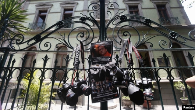 Periodistas cuelgan sus cámaras en las puertas de la casa de gobierno de Veracruz (México), protestando por la muerte de dos comunicadores. México se ha convertido en uno de los países más peligrosos del mundo para la prensa.