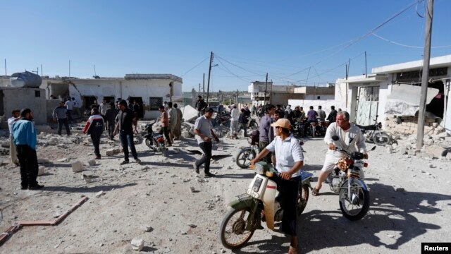 Dân chúng đến xem nơi xảy ra vụ nổ bom ở Hama, Syria, 1/5/14