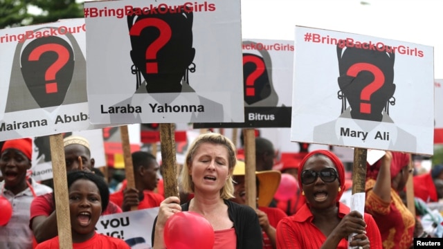 Phụ nữ biểu tình kêu gọi phóng thích các nữ sinh bị bắt cóc tại Lagos, Nigeria, ngày 9/5/2014.