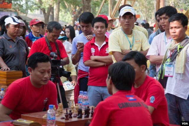 បុរសមួយក្រុមកំពុងលេងអុកនៅក្នុងឱកាសបុណ្យចូល​ឆ្នាំខ្មែរឆ្នាំមមែនៅខេត្តសៀមរាបនៃប្រទេសកម្ពុជា។
