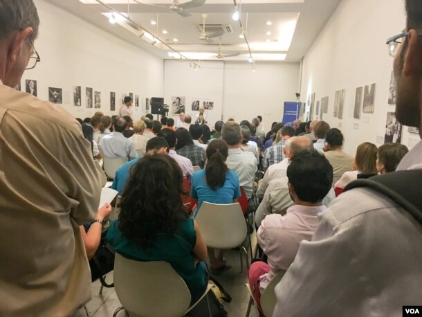 ទិដ្ឋភាព​ទូទៅ​នៃ​កម្មវិធី​ដាក់​សម្ពោធ​សៀវភៅ​ A Cambodian ​Survivor’s ​Odyssey ​ឬ ជា​ភាសា​ខ្មែរ​ «ដំណើរ​ជីវិត» ​របស់​លោកស្រី ​ជា វណ្ណាត ​អ្នក​វិភាគ​ឯករាជ្យ​ ក្នុង​រាជធានីភ្នំពេញ​ កាល​ពី​ថ្ងៃ​ទី​២០ ខែ​កក្កដា​ ឆ្នាំ​២០១៦។ (ហ៊ាន សុជាតា/VOA)