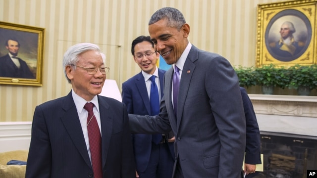 Tổng thống Barack Obama gặp Tổng Bí thư Nguyễn Phú Trọng tại phòng Bầu dục Tòa Bạch Ốc ở thủ đô Washington, ngày 7 tháng 7, 2015.