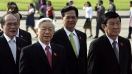 Từ trái: Chủ tịch Quốc hội Việt Nam Nguyễn Sinh Hùng, Tổng Bí thư Nguyễn Phú Trọng, Thủ tướng Nguyễn Tấn Dũng, Chủ tịch nước Trương Tấn Sang đi thăm lăng ông Hồ Chí Minh.