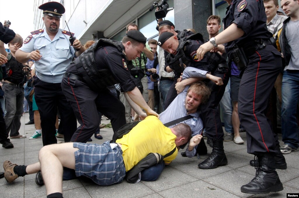 Moscow Gays Protest Russia S New Propaganda Ban