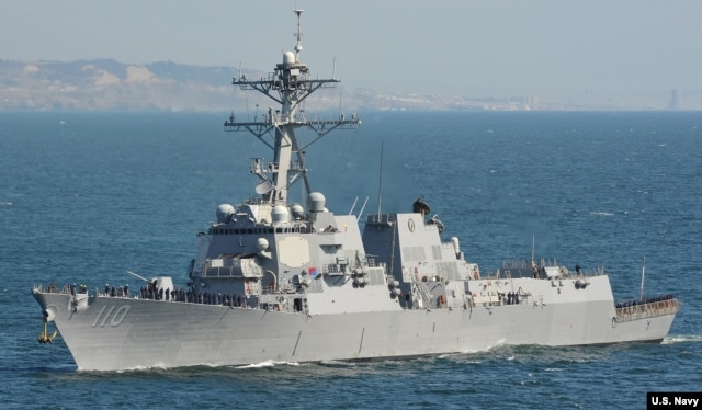 Tàu khu trục có trang bị tên lửa dẫn đường USS William P. Lawrence. Tàu USS William P. Lawrence đã đi bên trong vùng 12 hải lý quanh Đá Chữ Thập hiện bị Trung Quốc chiếm đóng để "thách thức những tuyên bố chủ quyền biển thái quá của một số bên tranh chấp ở Biển Đông", ngày 10/5/2016.