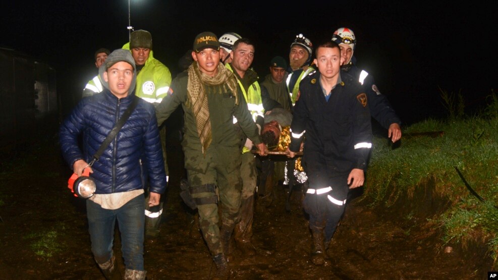 Les secours évacuent les corps et les survivants du crash, dans la région de Medellin, en Colombie, le 29 novembre 2016.