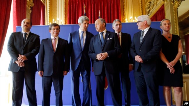 Ngoại trưởng Mỹ John Kerry cùng với các Bộ trưởng Ngoại giao của Qatar, Thổ Nhĩ Kỳ, Pháp, Anh, Đức, Ý sau cuộc họp về vụ khủng hoảng Trung Đông, ở Paris, 26/7/2014.