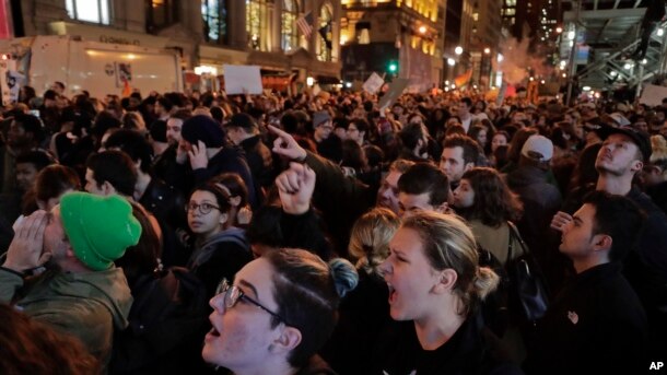 Waandamanaji wakiwa katika mtaa wa Fifth Avenue nje ya jengo la Trump Tower, New York.