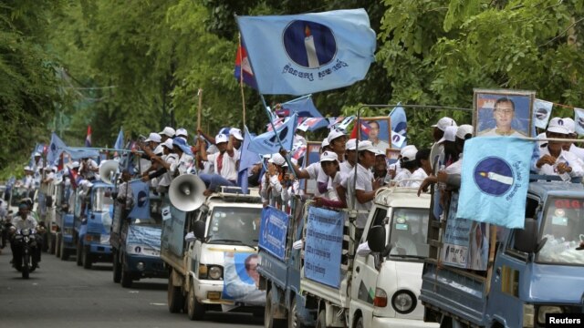 Supporters of Cambodia's opposition Sam Rainsy's party take part in a local commune election rally in Phnom Penh, June 1, 2012.