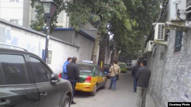 西方外交官进入倪玉兰住处后，不明身份人员仍在附近。(微博图片)