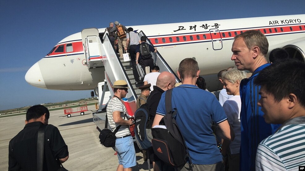 지난해 6월 평양 공항에서 승객들이 고려항공 여객기에 탑승하고 있다. (자료사진)