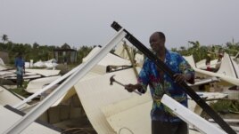 Yon mesye ak mato nan men li nan yon kan deplase nan vil Pòtoprens, Ayiti, (fevriye 2012, Ayiti foto achiv
