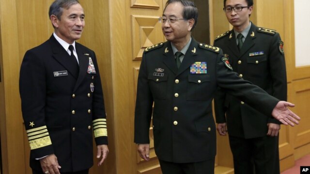 美国太平洋司令部司令、海军上将哈利·哈里斯和中国军队总参谋长房峰辉在北京八一大楼开会前（2015年11月3日）
