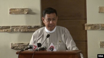 ျပန္ၾကားေရးဌာန ဒု-ဝန္ႀကီး  ဦးရဲထြဋ္- ပုဂံၿမိဳ႕၊ နန္းျမင့္ေမွ်ာ္စင္မွာ သတင္းစာရွင္းလင္းပဲြက်င္းပစဥ္။ (ဇန္နဝါရီ ၁၆၊ ၂၀၁၄။ ဓာတ္ပံု/စည္သူ)