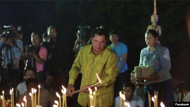 Prime Minister Hun Sen, along with his family and government officials celebrates traditional Khmer New Year with local Cambodians at Angkor Wat area, Siem Reap province, between April 13-15, 2016. (Courtesy Photo of Prime Minister's Facebook page)