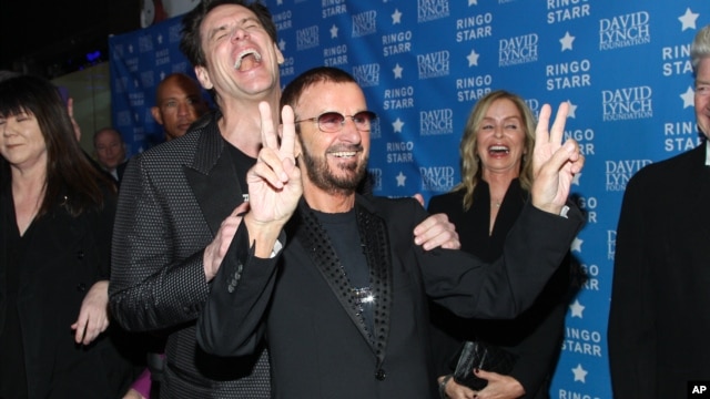 El actor Jim Carrey celebra junto al músico Ringo Starr el premio de una Vida de Paz y Amor.