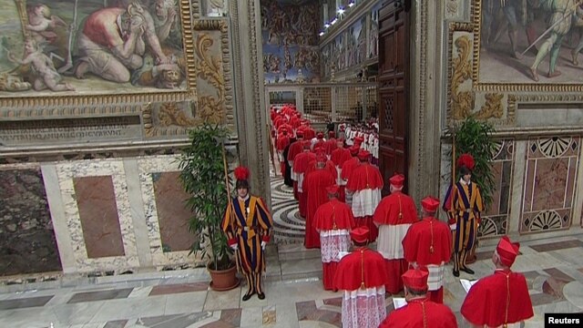 115 Hồng y bước vào nhà nguyện Sistine ở Vatican, biệt lập với bên ngoài cho đến khi bầu ra được một vị giáo hoàng mới.