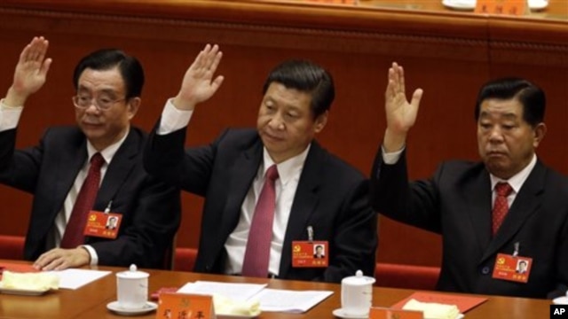 Jia Qinglin (paling kanan) saat menjabat sebagai Ketua Konferensi Konsultatif Politik dalam Kongres Partai Komunis Tiongkok bersama Presiden Tiongkok Xi Jinping (tengah), dan Ketua Komisi Inspeksi Disiplin Partai Komunis Tiongkok He Guoqiang (kiri), 14 November 2012 (Foto: dok). 