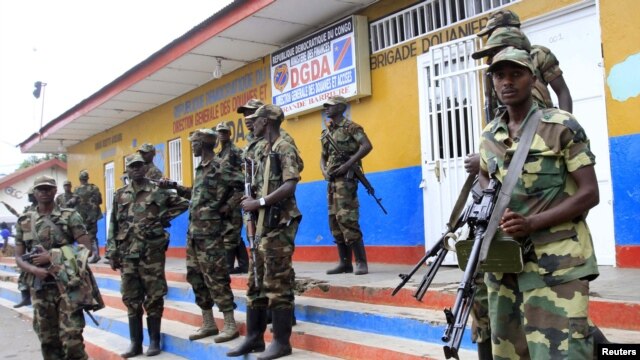 Congolese Revolution Army (CRA) rebels stand guard at the border entry into Rwanda near Goma in the eastern Democratic Republic of Congo (DRC), November 20, 2012,