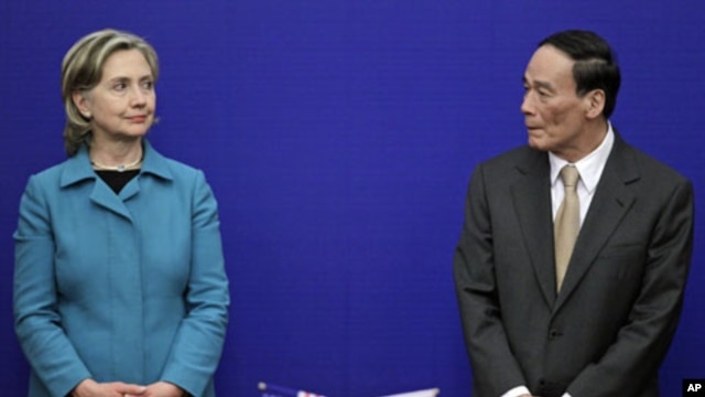 US Secretary of State Hillary Clinton and China's Vice Premier Wang Qishan attend a joint news conference for the US-China Strategic Economic Dialogue at the Great Hall of the People in Beijing, May 25, 2010 (file photo)
