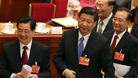 2013年人大会议开幕式后的习近平及其前任胡锦涛及温家宝总理。何清涟认为，习近平接过来的摊子太破，不能象胡温那样吃环境资源