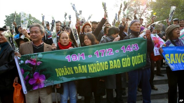 Người biểu tình giương biểu ngữ tưởng niệm 40 năm Hoàng Sa bị Trung Quốc cưỡng chiếm tại vườn hoa Lý Thái Tổ, Hà Nội, ngày 19 tháng 1, 2014.