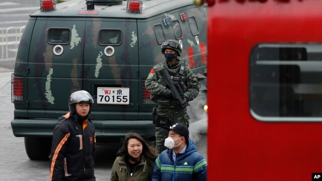 Cảnh sát vũ trang Trung Quốc tại một khu trung tâm mua sắm ở Bắc Kinh ngày 27/12/2015.