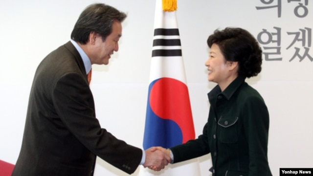 18일 중국 특사로 파견하는 김무성 전 선대위 총괄본부장(왼쪽)과 악수하는 박근혜 한국 대통령 당선인.