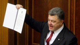 Tổng thống Ukraine Petro Poroshenko gọi kết quả biểu quyết nhất trí là “bước đầu tiên, nhưng kiên quyết” hướng tới việc Ukraine gia nhập Liên hiệp Châu Âu.