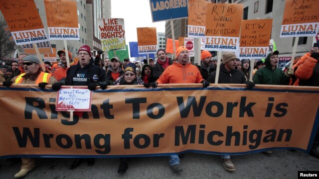 Thành viên công đoàn và những người ủng hộ tuần hành đến trụ sở quốc hội tiểu bang Michigan phản đối luật 'quyền làm việc'