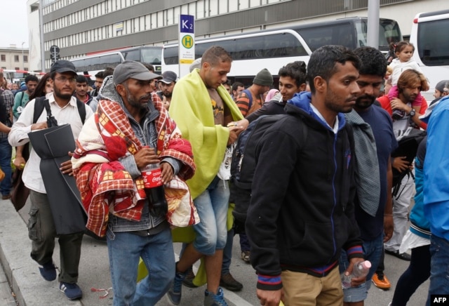 Migrants arrive at the Westbahnhof railroadstation in Vienna, on September 5, 2015 as hundreds of migrants arrive by bus and train from Hungary to continue their journey to Germany.