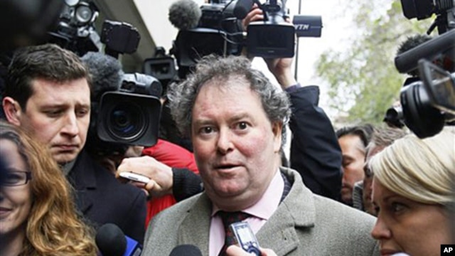 Mark Stephens, lawyer for WikiLeaks founder Julian Assange, speaks to the media as he arrives at City of Westminster Magistrates Court in London, 07 Dec 2010